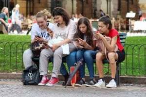 CJI Study: Romanian Students Spend an Average of 6 Hours a Day Online During Summer Vacation